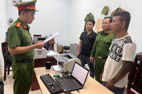 Bắt giam đối tượng mang kiếm đập phá tài sản, đăng video lên Facebook ‘Không Cần Biết’