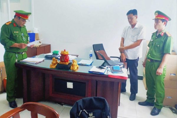 Bắt giam một phó giám đốc sai nhân viên chôn chất thải đặc biệt nguy hại