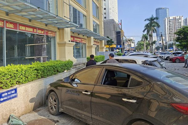 Bắt giữ 3 nghi phạm đập vỡ kính 8 ô tô đỗ trước chung cư