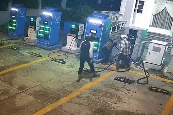 Bắt giữ 4 thanh thiếu niên cắt trộm dây cáp sạc xe điện ở TPHCM