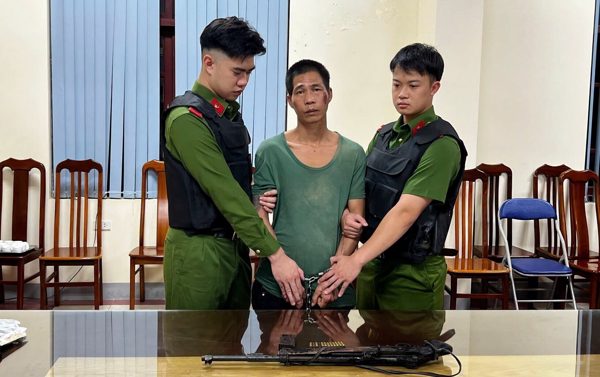 Bắt giữ kẻ bị truy nã đặc biệt nguy hiểm, thu giữ súng đã lên đạn
