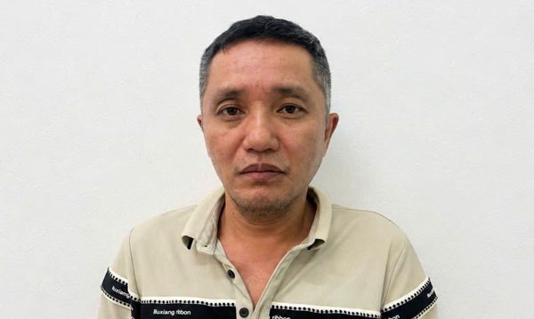 Bắt giữ kẻ chặn đầu ô tô, đập kính chắn gió trên phố Hà Nội
