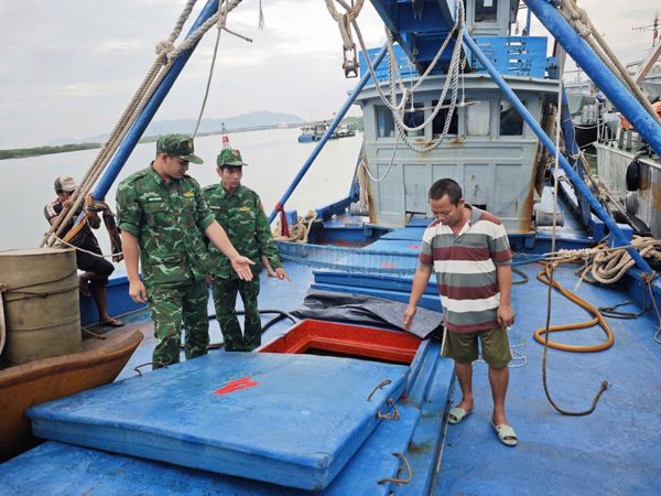 Bắt giữ tàu chở 50.000 lít dầu không rõ nguồn gốc