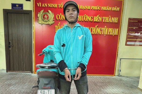 Bắt giữ thanh niên giật iPhone của du khách gần chợ Bến Thành