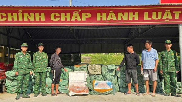 Bắt giữ vụ vận chuyển trái phép hơn 6 tấn thực phẩm không rõ nguồn gốc