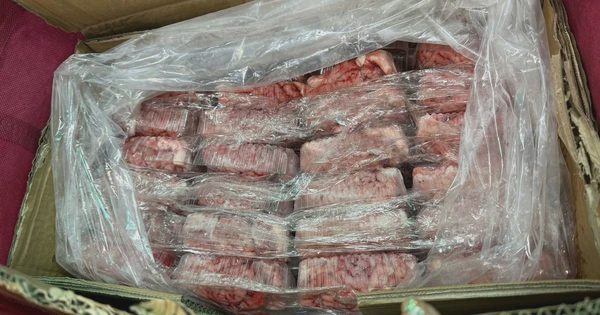 Bắt hơn 800 kg thịt xiên, lạp xưởng, xúc xích... đang rã đông, không hóa đơn