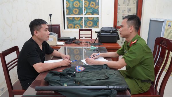 Bắt kẻ giả cảnh sát cơ động chặn xe vòi tiền, khiến người đi đường tử vong