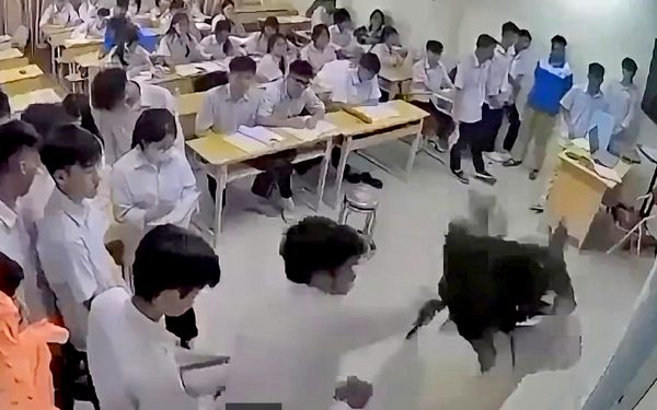Bắt khẩn cấp nam sinh đấm cô giáo ngay trên bục giảng ở Hà Nội