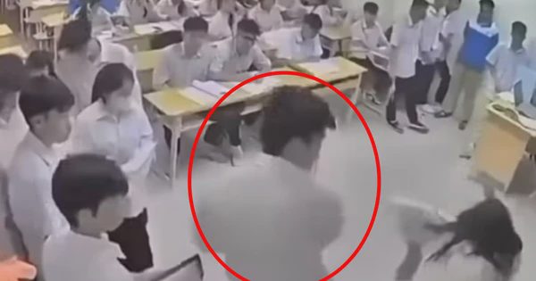 Bắt khẩn cấp nam sinh đánh cô giáo chảy máu trong lớp học