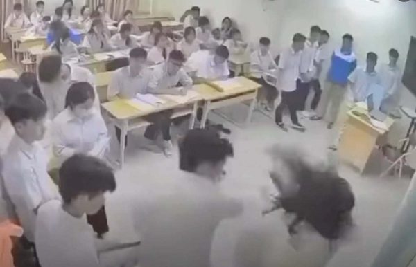 Bắt khẩn cấp nam sinh hành hung cô giáo ngay trên bục giảng