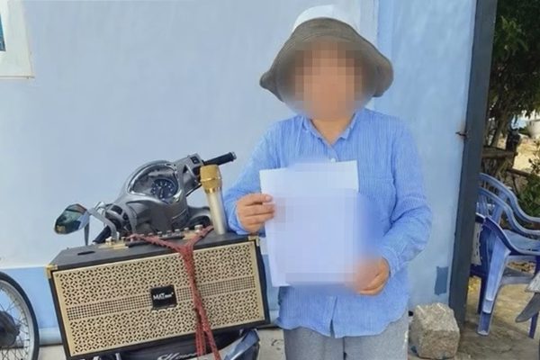 Bật loa rồi chở đi khắp làng để đòi 100 triệu đồng
