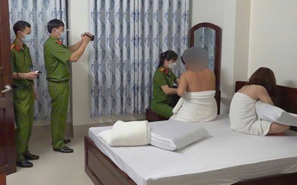 Bắt nghi phạm 23 tuổi môi giới mại dâm theo 'tour du lịch', giá 10-15 triệu đồng/lượt