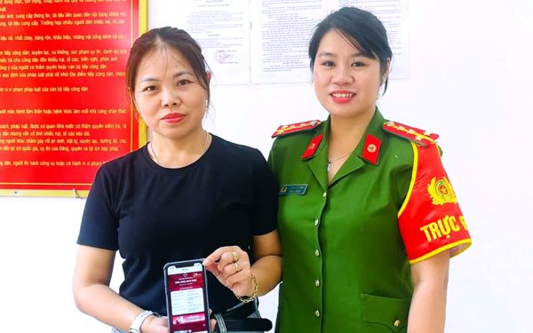 Bất ngờ nhận 300 triệu đồng vào tài khoản, nữ giáo viên ở Quảng Trị nhờ công an tìm trả