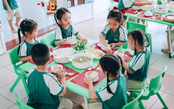 Bất ngờ với 3 hình thức ăn bán trú của trẻ mầm non ở TP.HCM