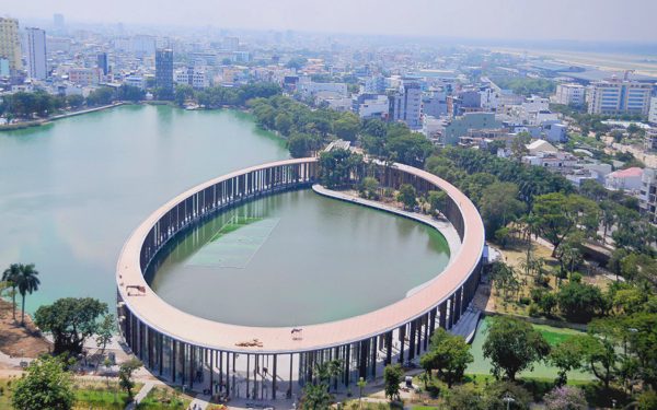 Bất ngờ với hình dáng chiếc nhẫn khổng lồ nổi trên mặt hồ 29 Tháng 3 gần sân bay Đà Nẵng