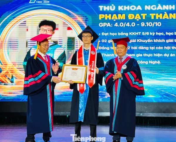 Bất ngờ với những kỉ lục tại lễ tốt nghiệp của sinh viên Đại học Kinh tế Quốc dân