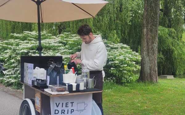 Bất ngờ với xe cà phê Robusta mang phong cách vỉa hè Việt của chàng trai Croatia ở Amsterdam