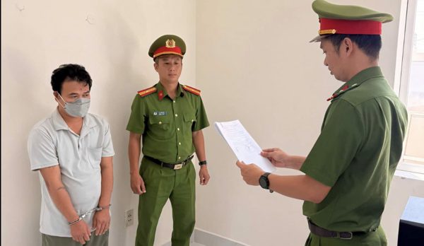 Bắt người đàn ông chửi bới, cầm kéo đuổi nhân viên y tế ở Vũng Tàu