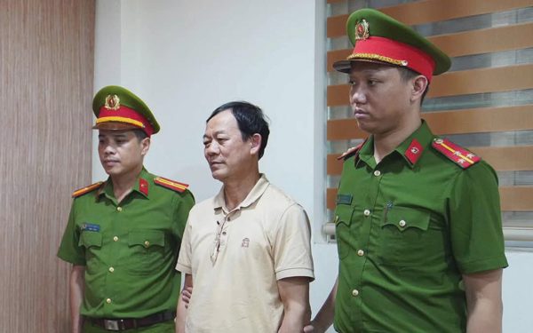 Bắt người hứa 'cho tiền' để bí thư và chủ tịch xã tạo điều kiện cho doanh nghiệp khai thác đất trái phép