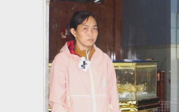 Bắt người phụ nữ vào tiệm vàng vờ mua rồi đeo trang sức bỏ chạy