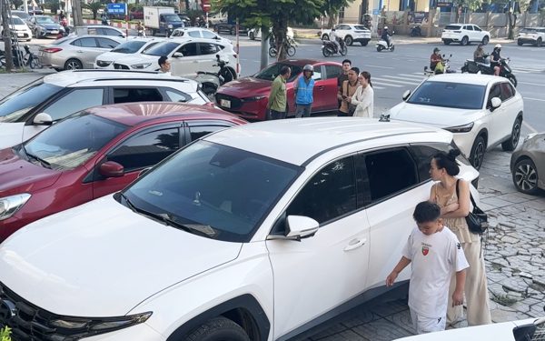 Bắt nhóm nghi phạm đập vỡ kính hàng loạt ô tô ở Nghệ An