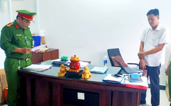 Bắt phó giám đốc chỉ đạo chôn lấp gần 48 tấn chất thải ngay trong nhà xưởng