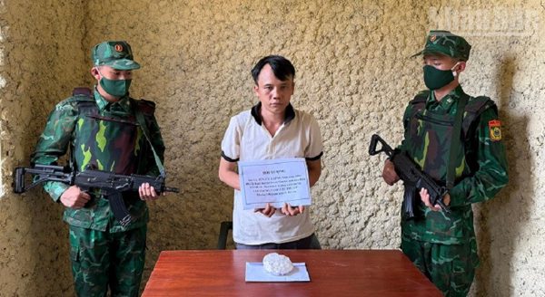 Bắt quả tang một đối tượng mua bán trái phép ma túy trên biên giới Việt Nam-Lào