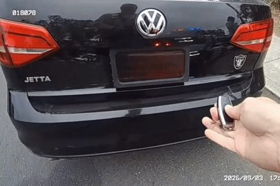Bắt tài xế xe Volkswagen dùng nút bấm che biển số tự động để né phí cầu đường