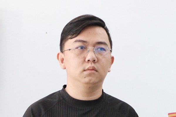 Bắt tạm giam đối tượng bất ngờ tấn công người đi đường vì nghĩ bị theo dõi