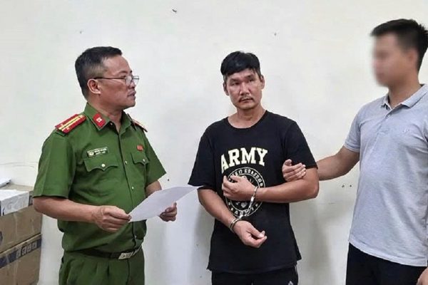 Bắt tạm giam người đàn ông dùng dao truy đuổi công an ở Hà Nội