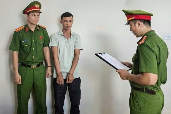 Bắt tạm giam phó giám đốc 'dỏm' giả mắc ung thư để lừa tiền bạn gái