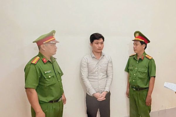 Bắt tạm giam thanh niên giả danh giám đốc công ty lừa chạy việc