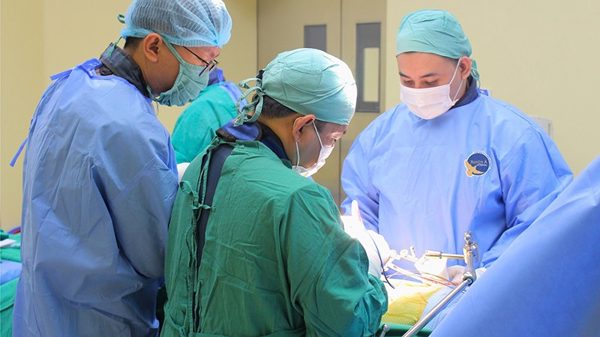 Bắt vít qua da kết hợp hàn xương điều trị bệnh lý cột sống