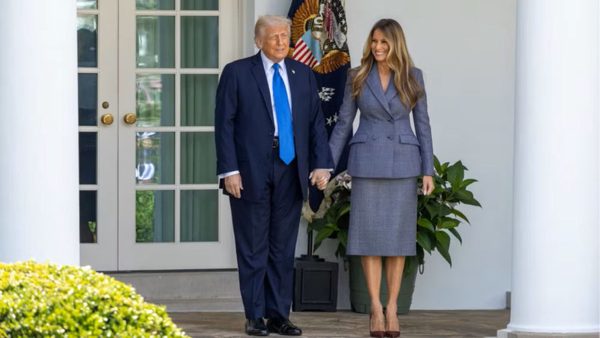 Bầu cử Mỹ: Tổng thống Trump và phu nhân bỏ phiếu sớm tại Florida