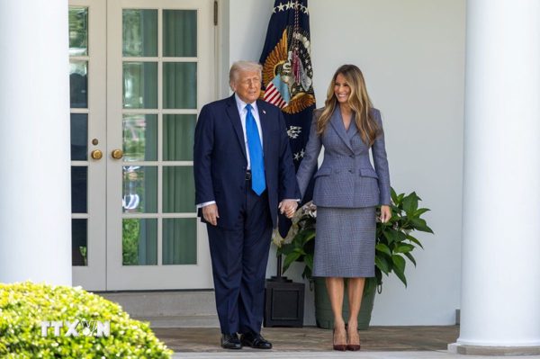 Bầu cử Mỹ: Tổng thống Trump và phu nhân bỏ phiếu sớm tại Florida