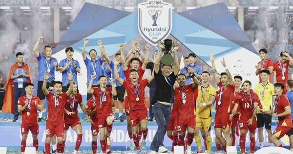 Bầu Thụy hoàn tất trao thưởng 7,5 tỉ đồng cho nhà vô địch ASEAN Cup đội tuyển Việt Nam