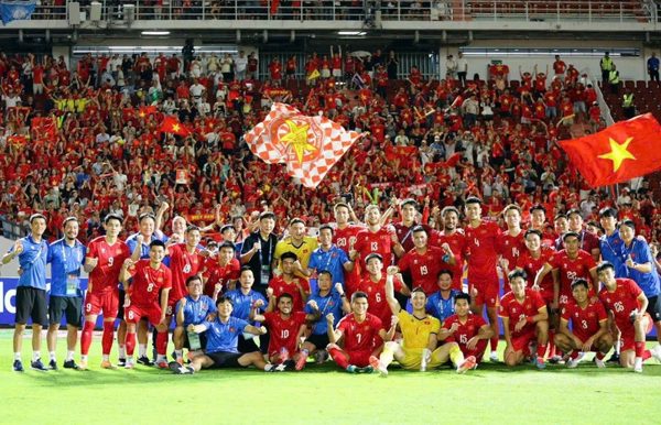 Bầu Thụy hoàn tất trao thưởng 7,5 tỷ đồng: Từ cam kết đến hành động vì bóng đá Việt Nam