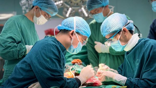 Bảy giờ nỗ lực bảo tồn bàn tay cho người bệnh sau tai nạn lao động