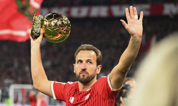 Bayern bị Dortmund cầm hòa khi Kane trượt phạt đền