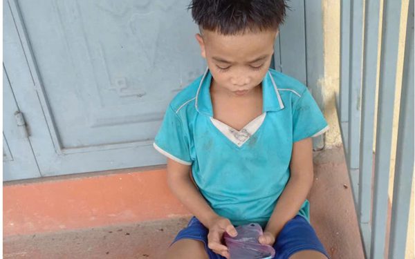 Bé 13 tuổi đi 100km đường núi tìm mẹ, mang điện thoại không sim có hình cha mới mất