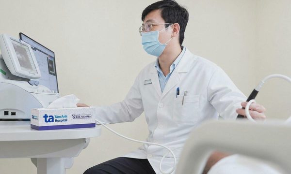 Bé 2 tuổi ung thư mắt do đột biến gene