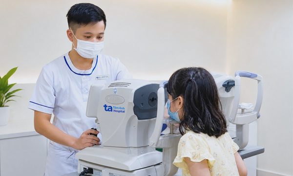 Bé 6 tuổi viễn thị 7 độ