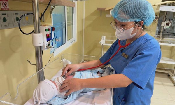 Bé 7 ngày tuổi viêm phổi do vi khuẩn