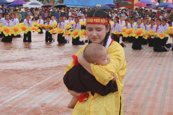 Bé 9 tháng tuổi trở thành "đội viên" đặc biệt trong Ngày hội thiếu nhi