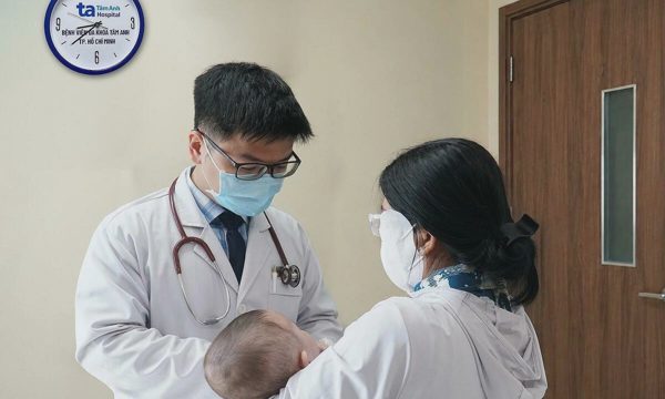 Bé ba tháng tuổi nôn ra máu