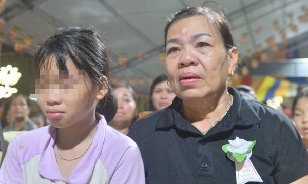 Bé gái 10 tuổi bật khóc khi nghe 'Gặp mẹ trong mơ' ở lễ Vu Lan