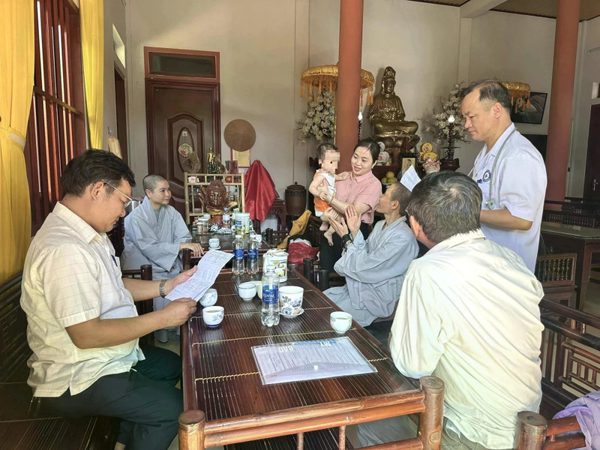 Bé gái 11 tháng tuổi bị bỏ rơi tại chùa, kèm lá thư của người mẹ