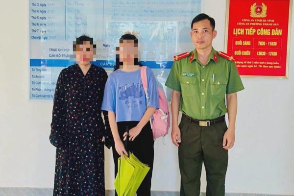 Bé gái 14 tuổi định vượt 450km gặp "bạn trai", tài xế đưa thẳng đến công an