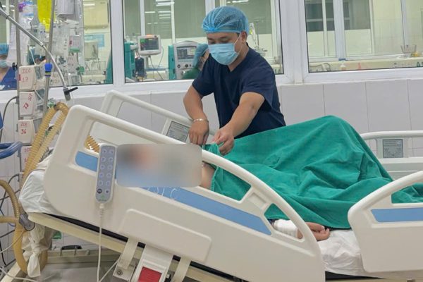Bé gái 14 tuổi nguy kịch, phải lọc máu liên tục vì vết đốt