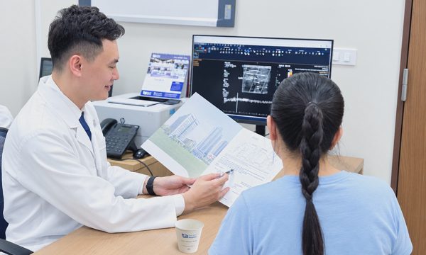 Bé gái 14 tuổi suy giãn tĩnh mạch